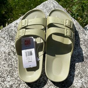 **SOLD**Freedom Moses slides-spring